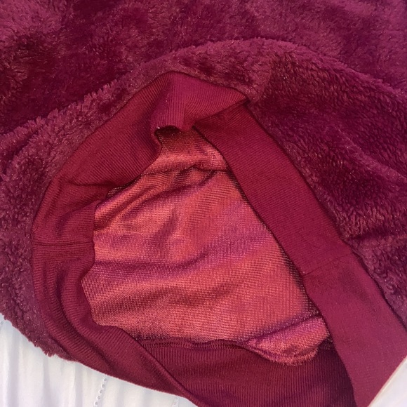 Maroon fuzzy sweatshirt - Picture 4 of 4